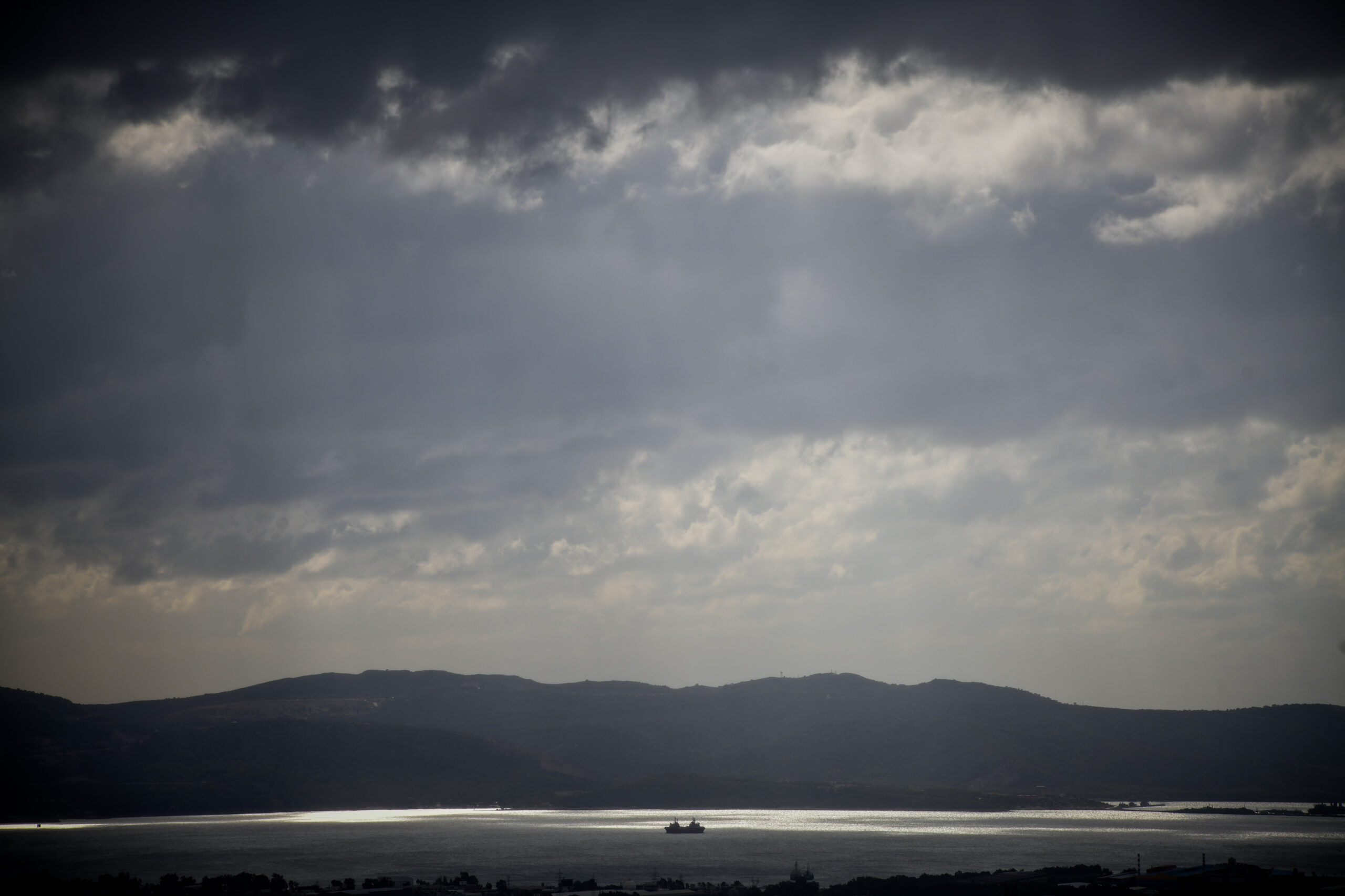 Καιρός | Πτώση της θερμοκρασίας όλη την εβδομάδα – Πολικός αεροχείμμαρος φέρνει καταιγίδες και κεραυνούς