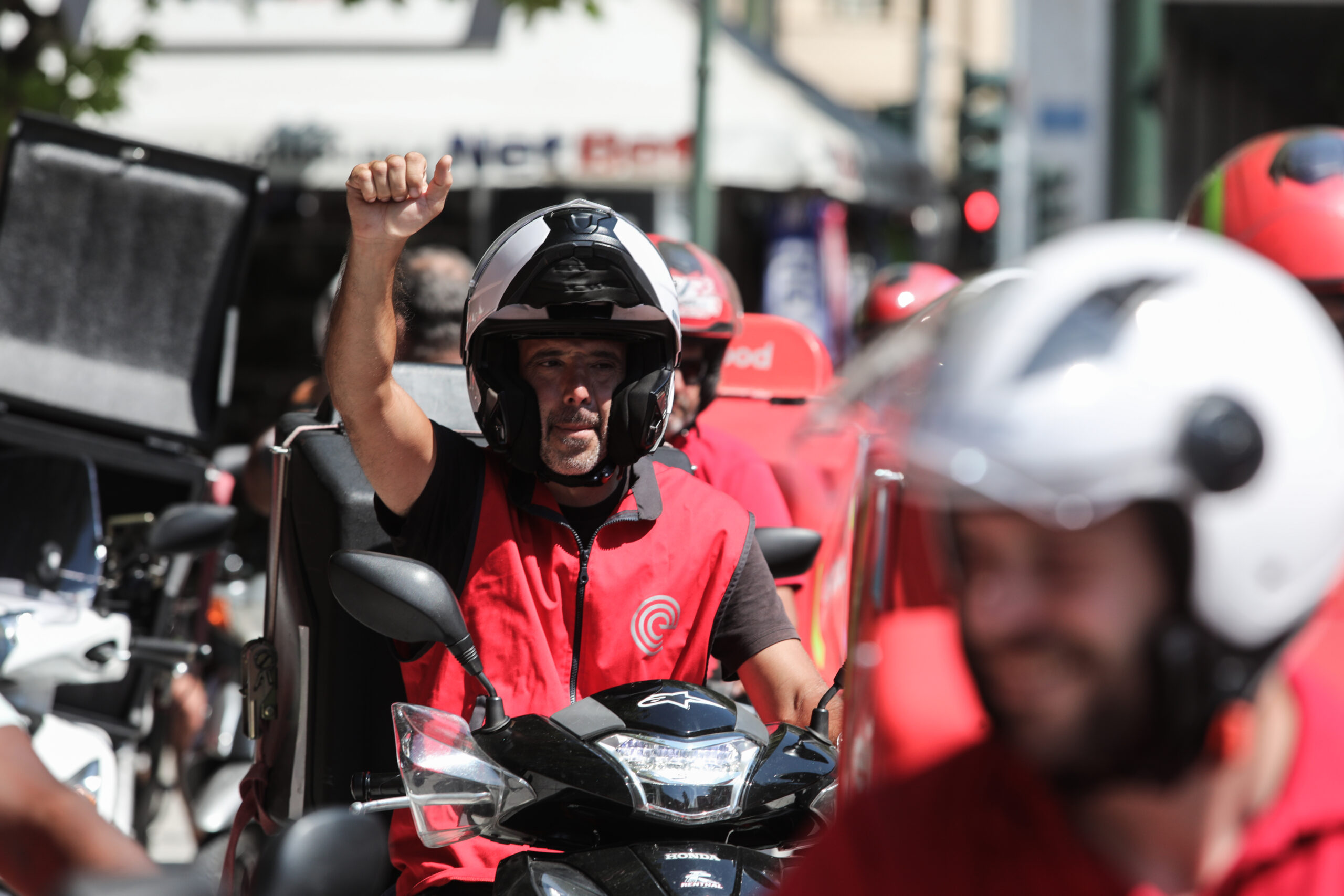 Θεσσαλονίκη | Μέτρα προστασίας τις μέρες με καύσωνα ζητάνε οι εργαζόμενοι της efood