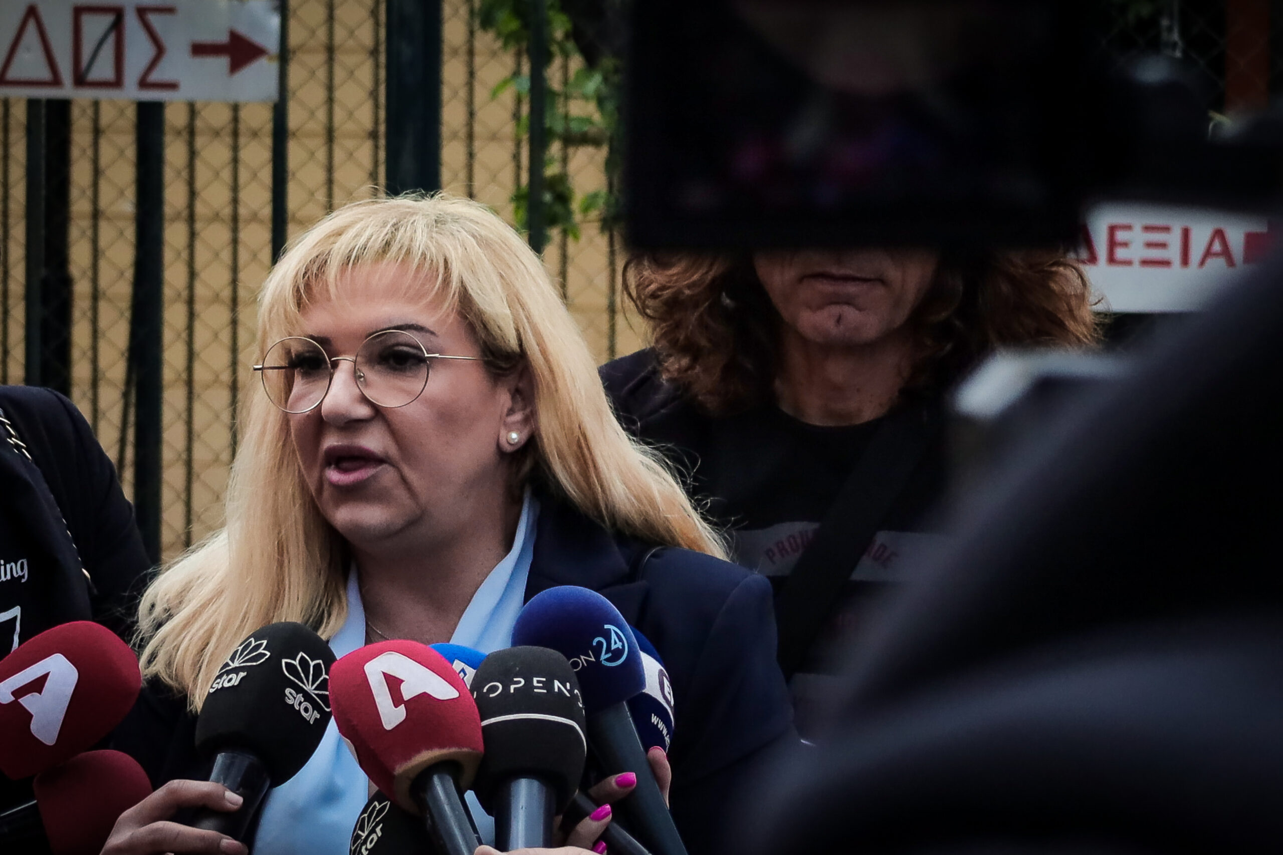 Δολοφονία Καραϊβάζ: «Εμπιστευόμαστε τη Δικαιοσύνη» τονίζει η σύζυγός του – Συνεχίζεται η δίκη