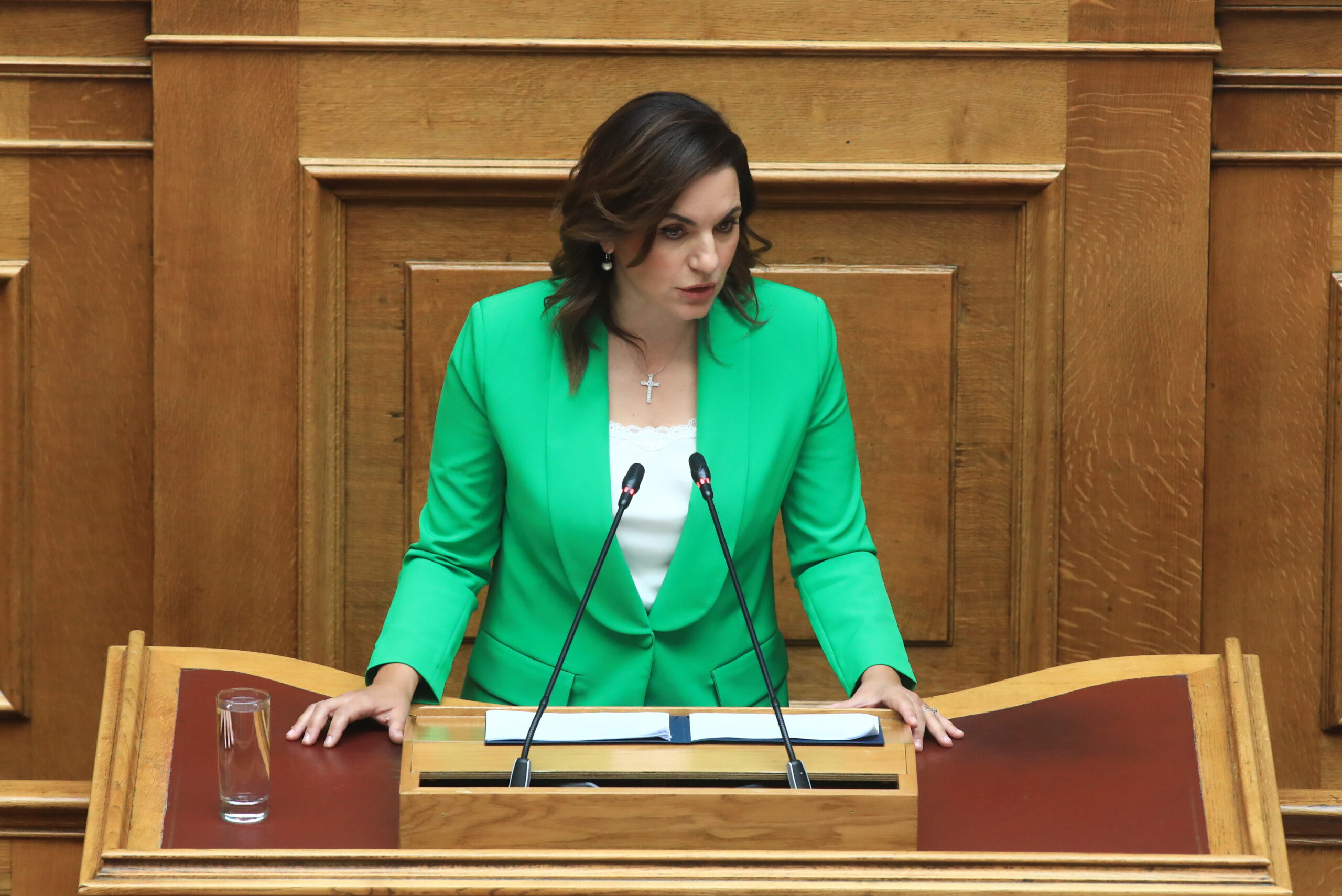 Θερμό επεισόδιο στη Βουλή: Η Θεανώ Φωτίου έστειλε στον… διάολο την Όλγα Κεφαλογιάννη – Έκρηξη από την υπουργό