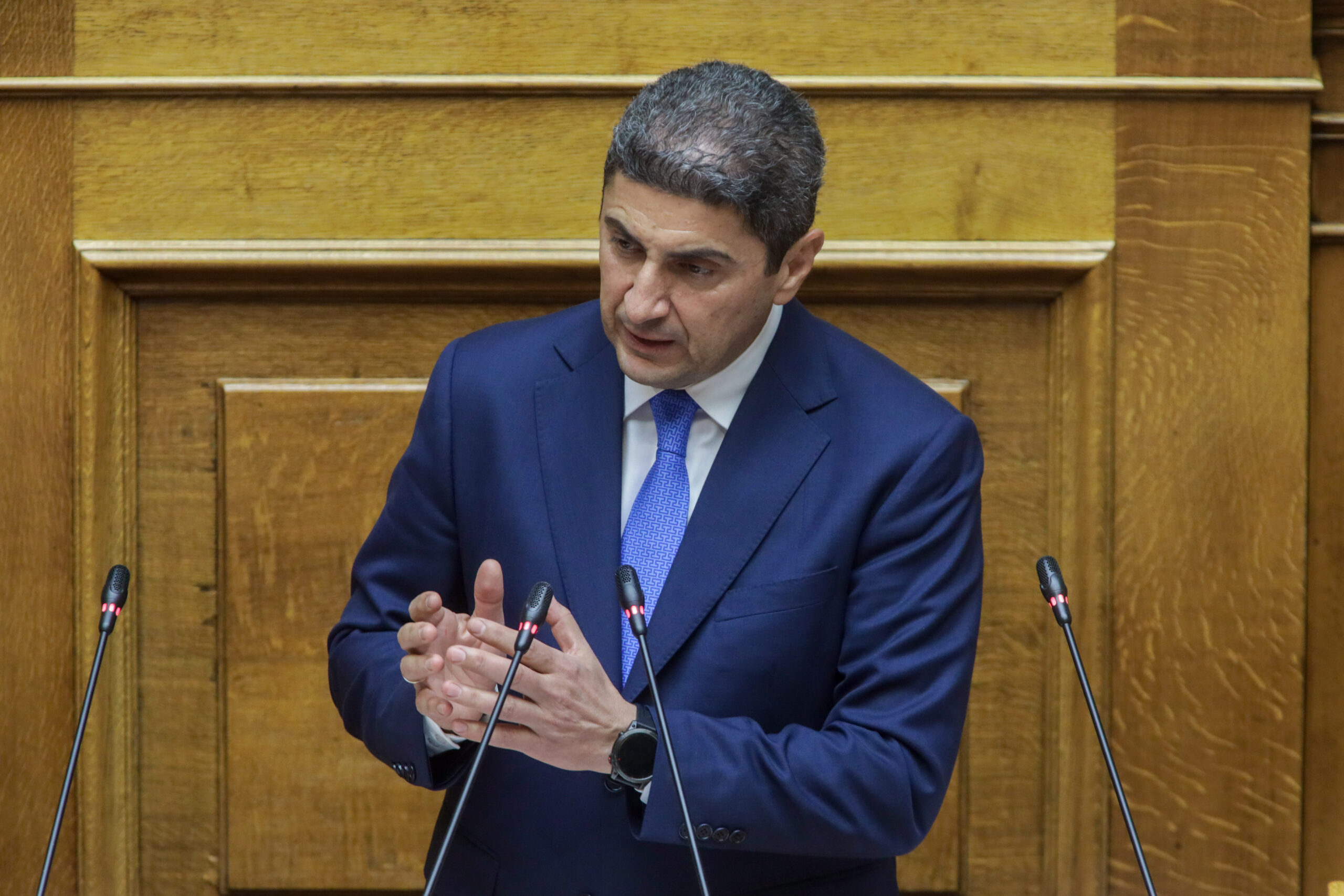 Σφοδρές αντιδράσεις για τον Λευτέρη Αυγενάκη μετά τη βίαιη συμπεριφορά του σε βάρος υπαλλήλου – Την αποπομπή του ζητά η αντιπολίτευση