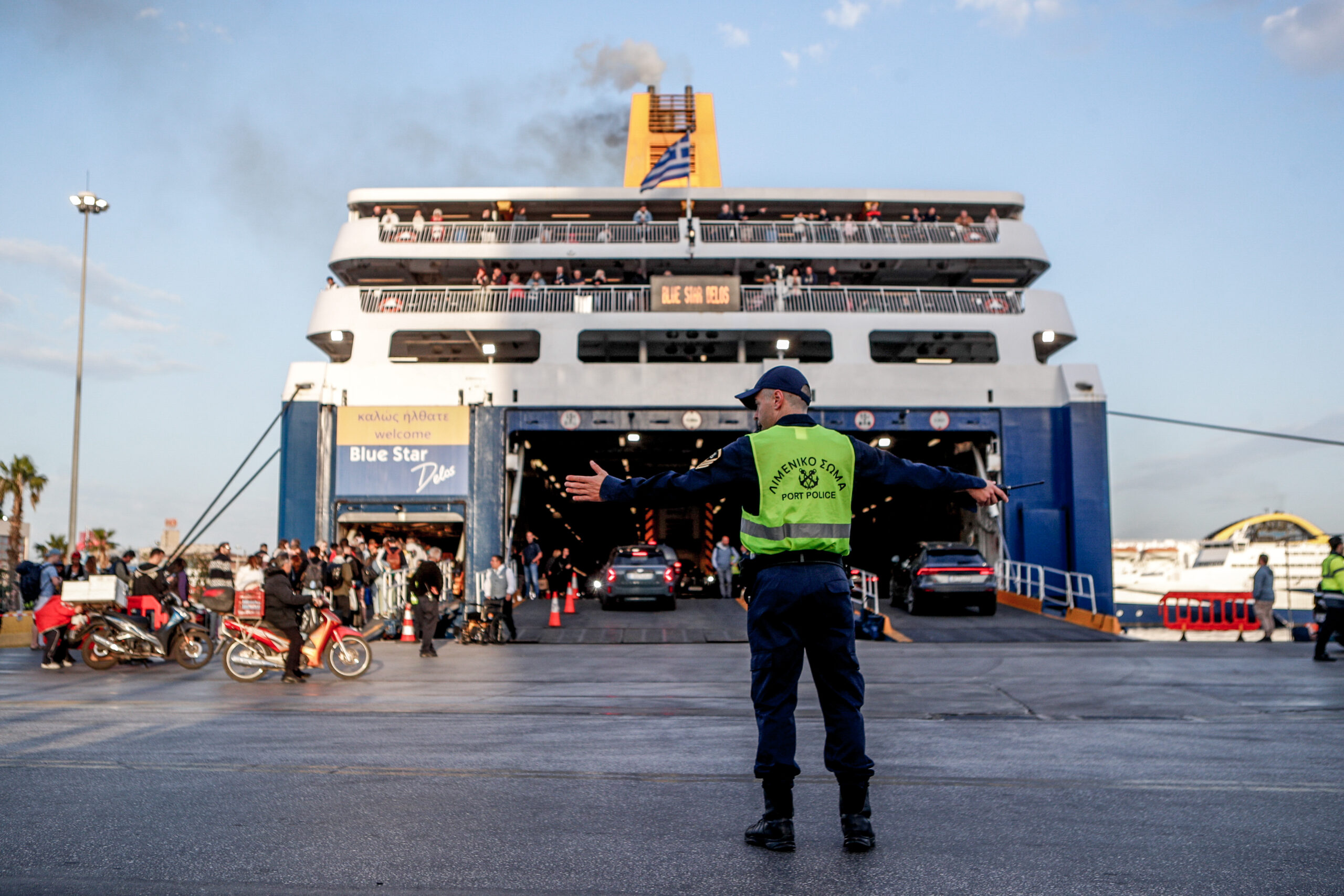 Φεύγουν και οι τελευταίοι αδειούχοι του Ιουλίου | Αυξημένη η επιβατική κίνηση στο λιμάνι του Πειραιά