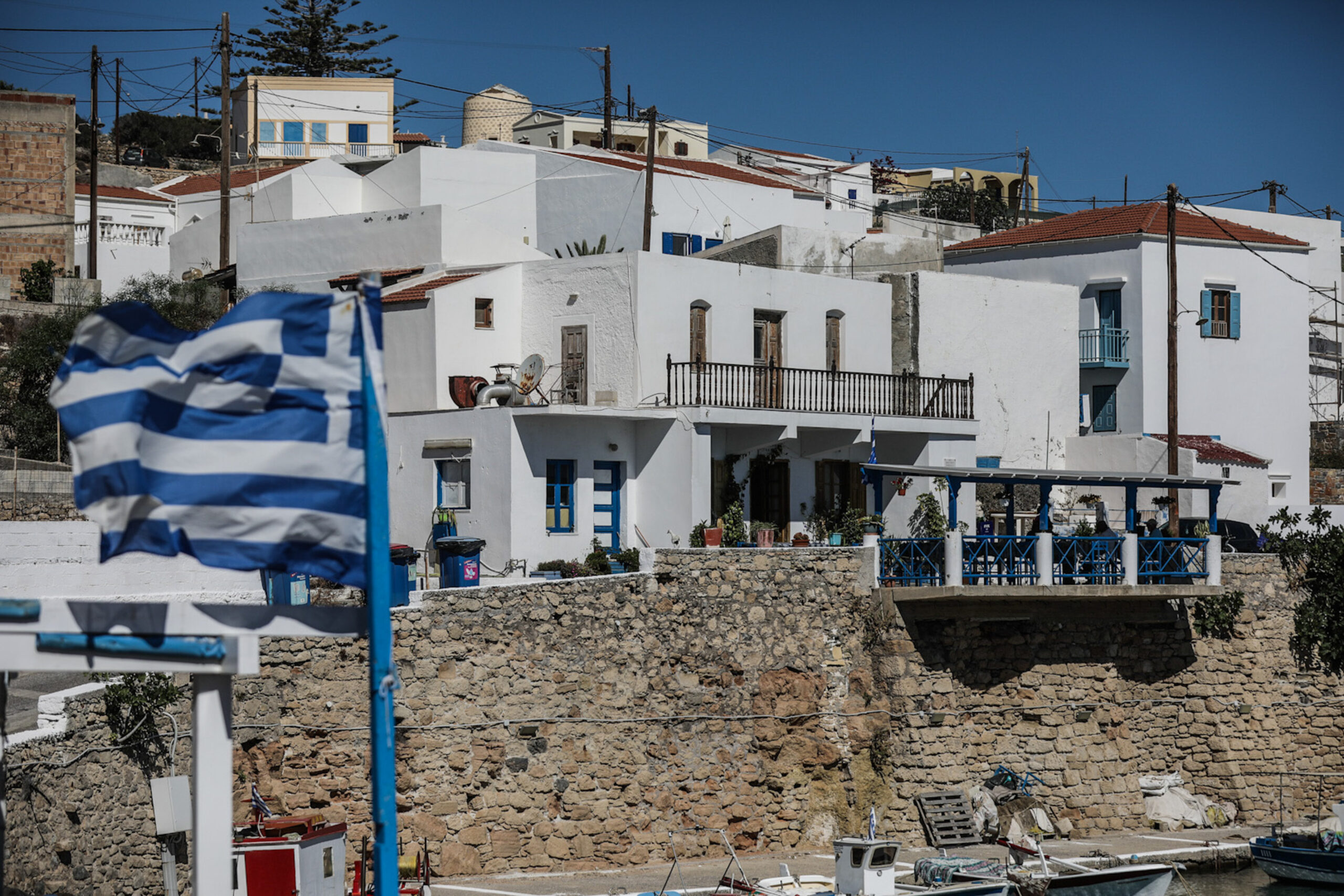 Airbnb: Πλαφόν στις βραχυχρόνιες μισθώσεις και αναπλάσεις σε ακατοίκητα νησιά σύμφωνα με το νέο χωροταξικό πλαίσιο