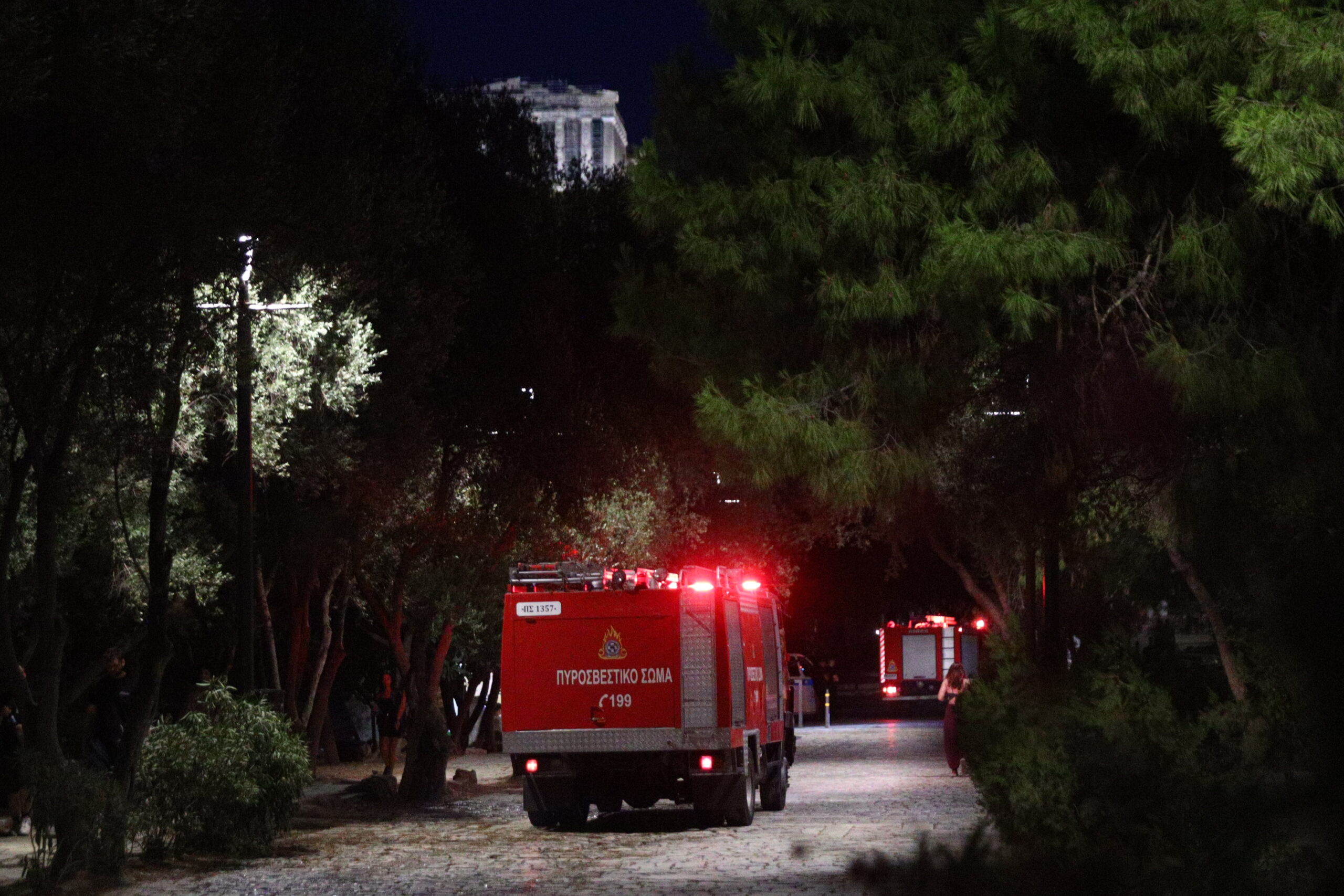 Αττική: Φωτιά στην Πέτρου Ράλλη στη Νίκαια – Ξεκίνησε από μηχανάκια και επεκτάθηκε σε ΙΧ και ένα σπίτι