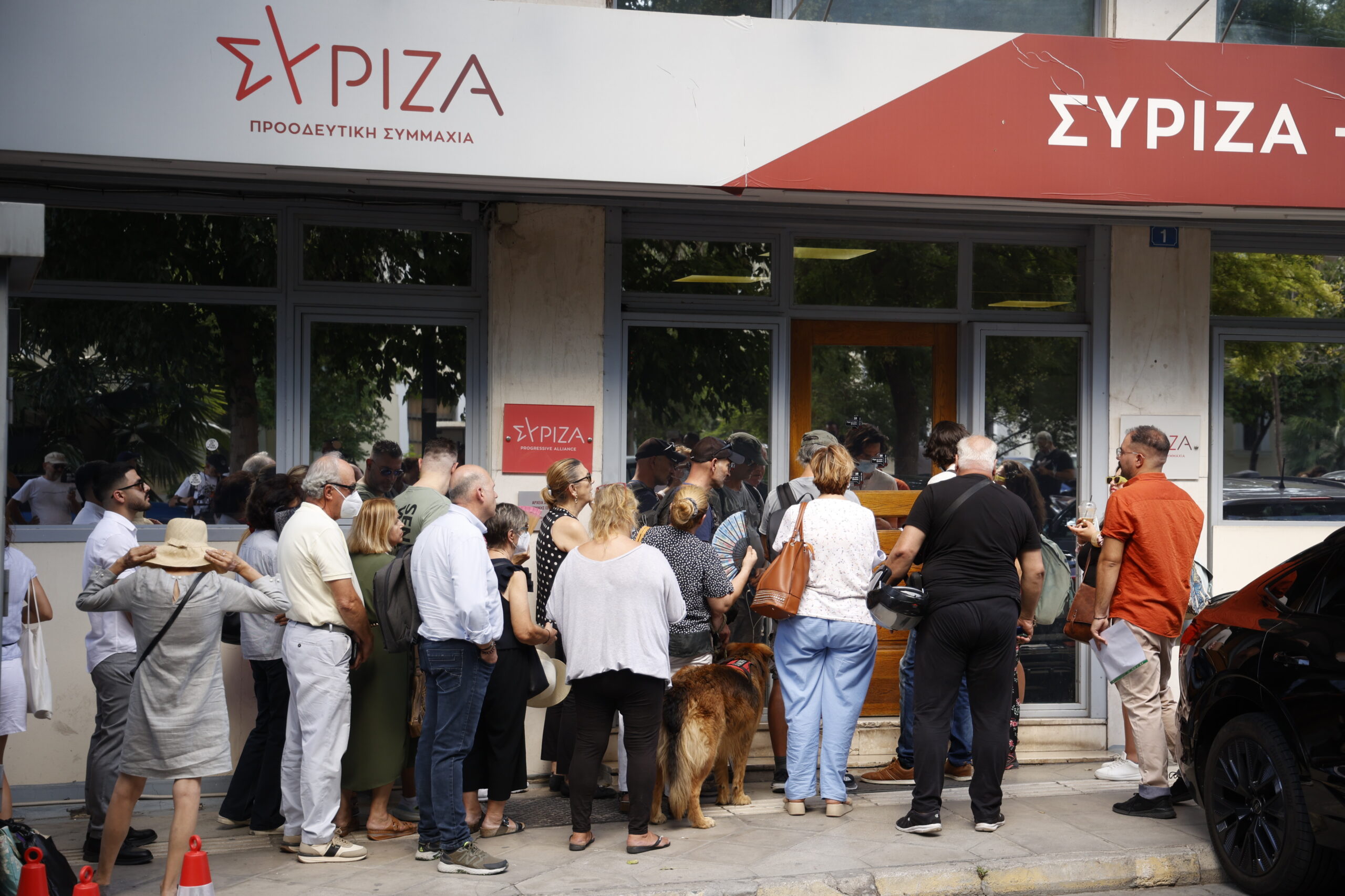 Κουμουνδούρου | Ουρές πολιτών για να συναντήσουν τον Κασσελάκη (ΕΙΚΟΝΕΣ)