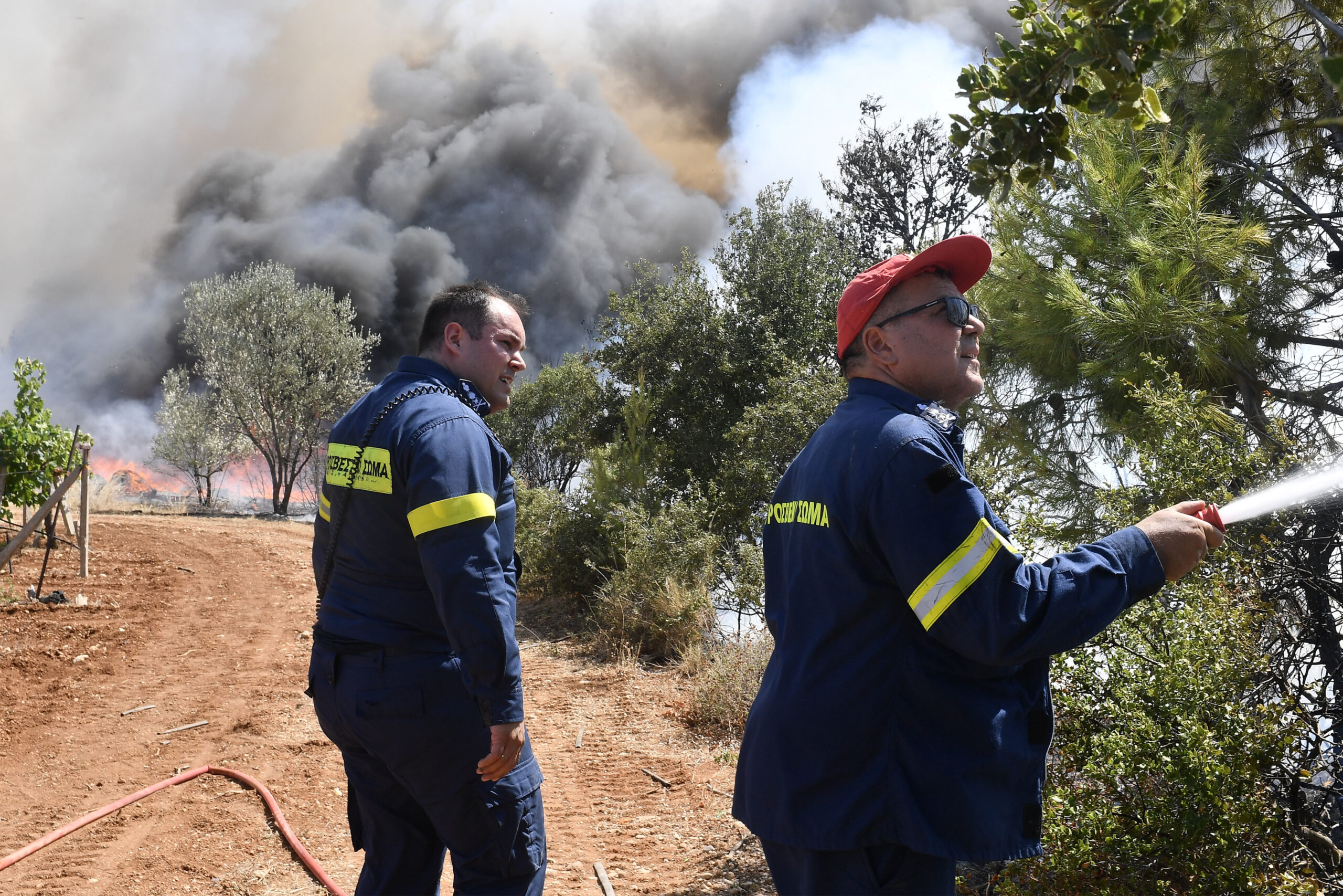 Μεγάλη πυρκαγιά στο Σοφικό Κορινθίας | Τρεις τραυματίες πυροσβέστες – Έκτακτη  συντονιστική σύσκεψη υπό τον υπουργό