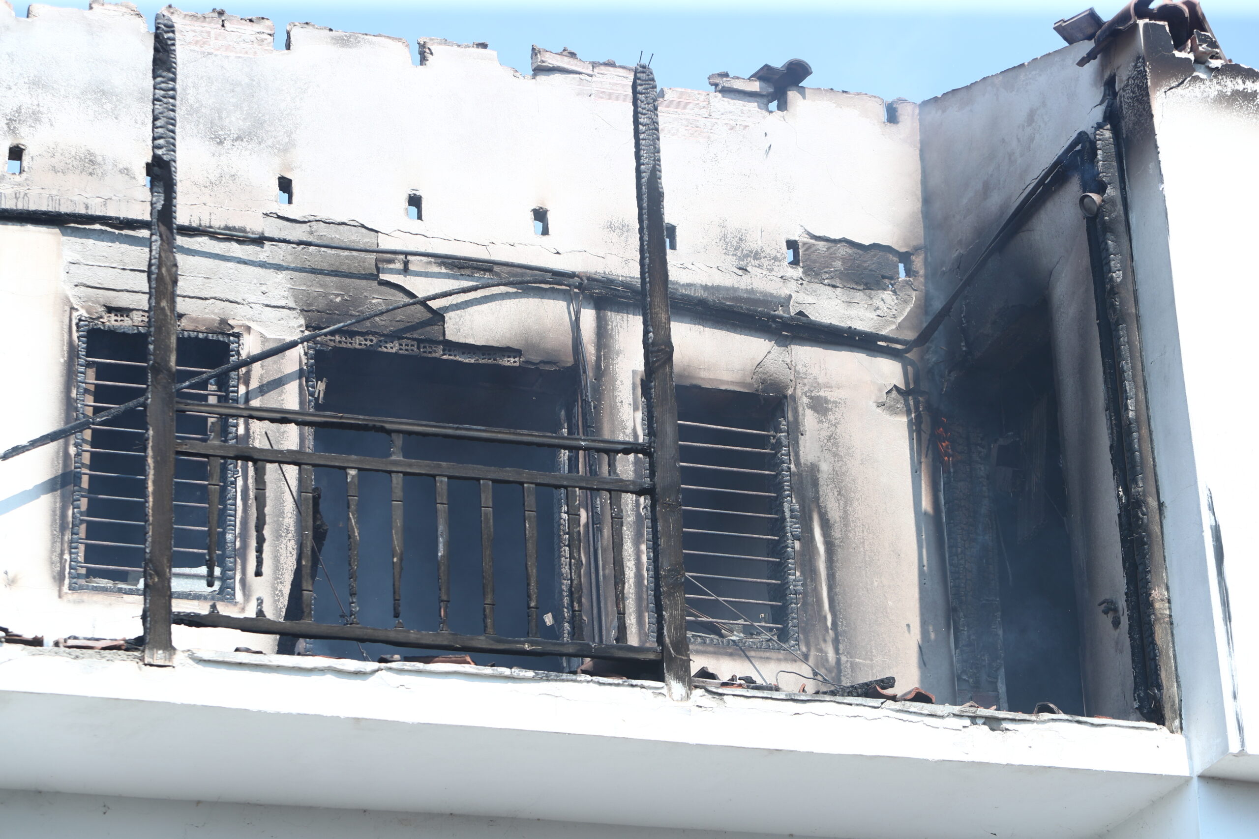 Φωτιά στον Τρίλοφο | Ζημιές σε σπίτια και αυτοκίνητα (ΕΙΚΟΝΕΣ)