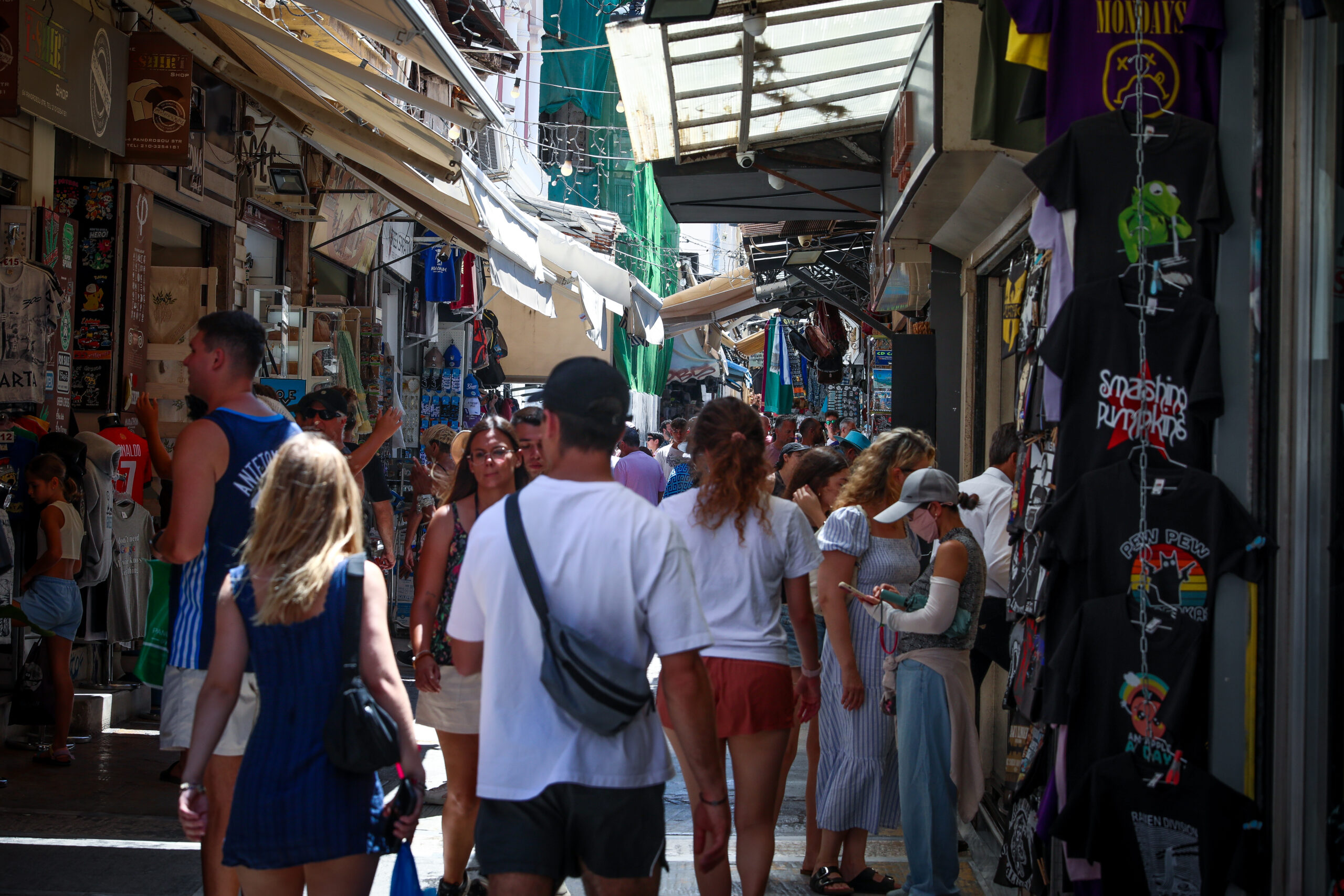 Τουρισμός: Στα 3,8 δισ. ευρώ οι εισπράξεις το πρώτο πεντάμηνο – Αυξημένη η ταξιδιωτική κίνηση, λιγότερες οι δαπάνες