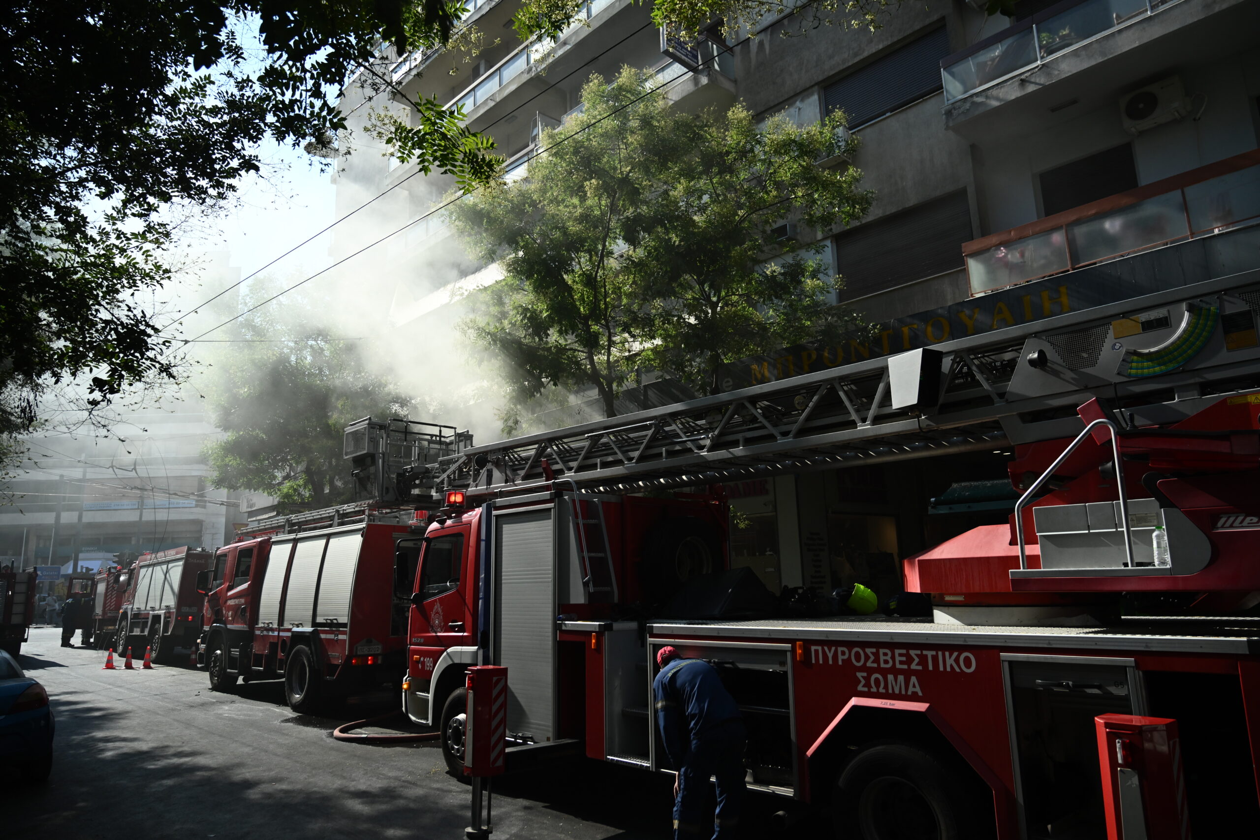 Αθήνα: Παραμένει το θερμικό φορτίο στο θέατρο – Θα χρειαστούν ώρες για να σβήσει η φωτιά (ΒΙΝΤΕΟ)