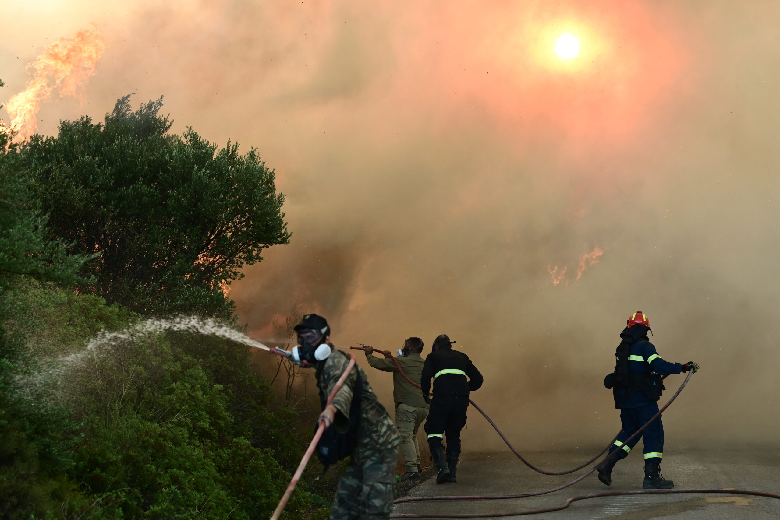 Φωτιά στην Εύβοια | Συγκινεί τραυματίας πυροσβέστης – «Έχουμε πάλι στην αγκαλιά τα παιδιά μας»