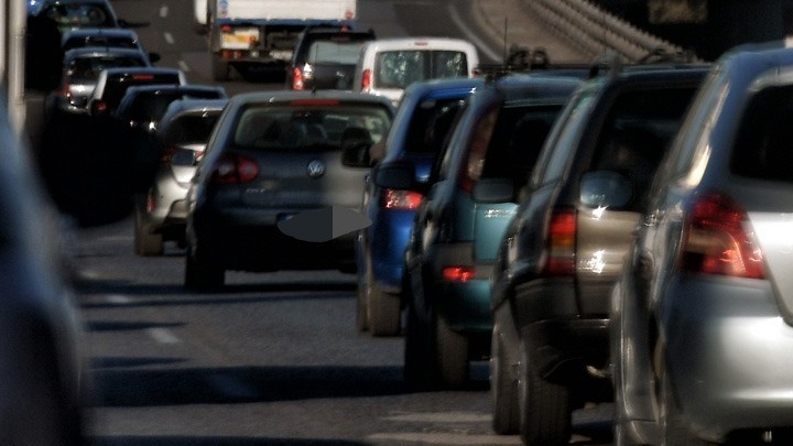Αν και υπάρχουν περισσότερα αυτοκίνητα στην ΕΕ, κάθε αυτοκίνητο διανύει λιγότερα χιλιόμετρα ετησίως