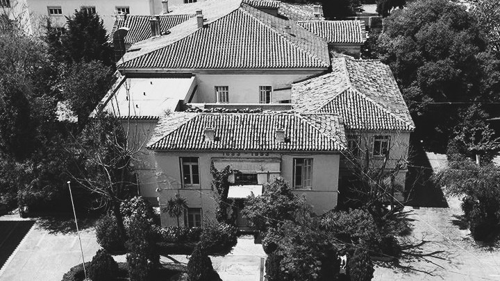 Αναδρομή στο ιστορικό παρελθόν μιας φωλιάς γυπαετών, που μετατράπηκε σε προθήκη αρχιτεκτονικών ρυθμών του 20ού αι. με το όνομα Κυψέλη