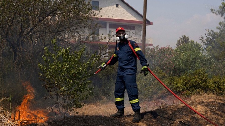 Από έκρηξη μετασχηματιστή εκτιμάται πως ξεκίνησε η φωτιά στον Τρίλοφο