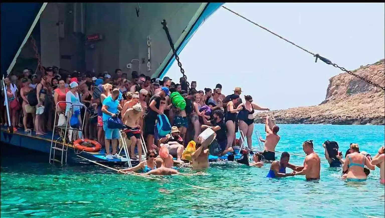 Τουρισμός: Εικόνες ντροπής στην παραλία του Μπάλου – Τουρίστες αποβιβάζονται από σκάφη με το νερό μέχρι τον λαιμό