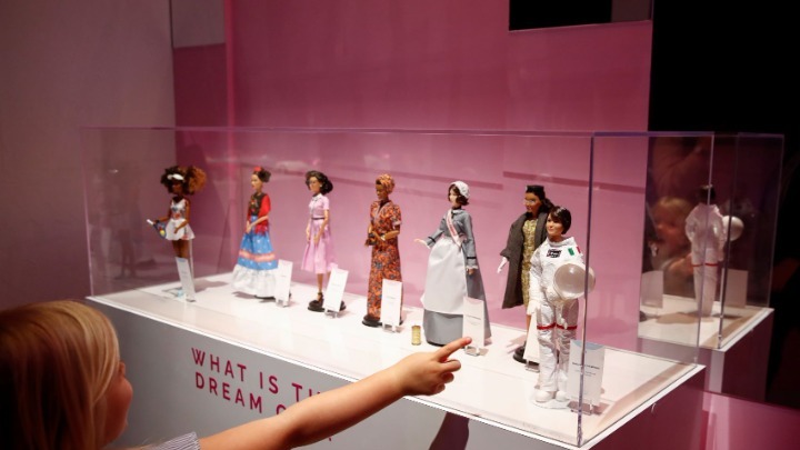 Έκθεση της Barbie στο Λονδίνο, με μια κούκλα που ταξίδεψε στο διάστημα