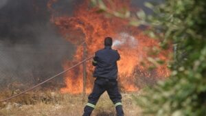 Ενισχύθηκαν οι δυνάμεις που επιχειρούν στην πυρκαγιά που ξέσπασε στο Σοφικό Κορινθίας