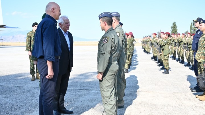 Επίσκεψη Ν.Δένδια και Ζ.Μπορέλ στο Στρατηγείο της επιχείρησης «ΑΣΠΙΔΕΣ» στη Λάρισα