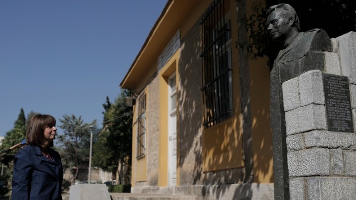 Η ΠτΔ Κατερίνα Σακελλαροπούλου τιμά τον Σπύρο Μουστακλή στο Πάρκο Ελευθερίας