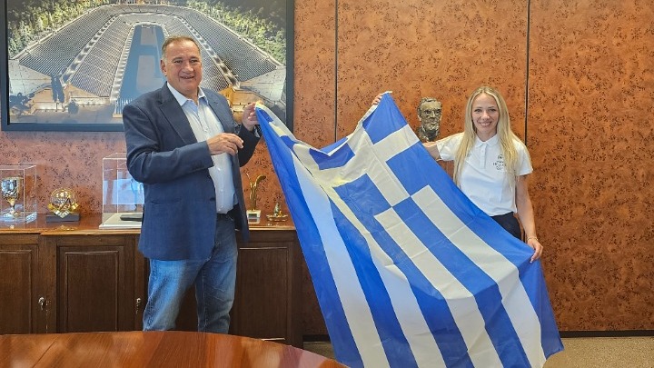 Παρίσι 2024: Ο Καπράλος παρέδωσε στην Ντρισμπιώτη την ελληνική σημαία