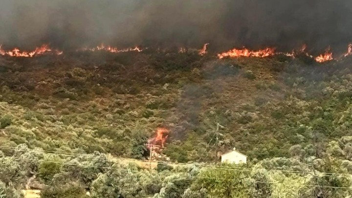 Μεταβαίνει στην Εύβοια ο Β. Κικίλιας – Ελαφρά τραυματίας πυροσβέστης