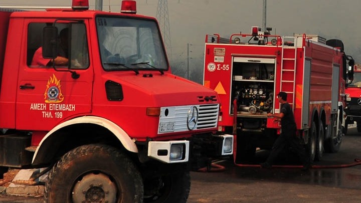 Συνεχίζεται η επιχείρηση για την κατάσβεση της πυρκαγιάς στις Αχαρνές – Καίγονται επιχειρήσεις με χαρτικά και πλαστικά