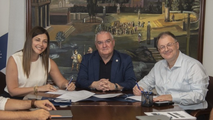 Συμφωνία Συνεργασίας Υπουργείου Κοινωνικής Συνοχής και Οικογένειας με το Πανεπιστήμιο Δυτικής Αττικής για Εκπαίδευση Επαγγελματιών Αναδόχων