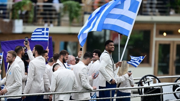 Η παρέλαση με το ελληνικό σκάφος ανοίγει το θέαμα στους Ολυμπιακούς Αγώνες