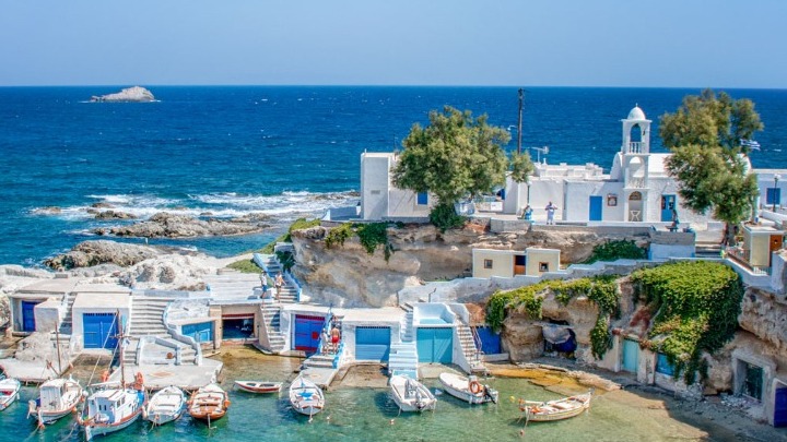 «Υπέροχη περιήγηση στα ελληνικά νησιά»: Αφιέρωμα στις Κυκλάδες από το γαλλικό περιοδικό «Désirs de Voyages»