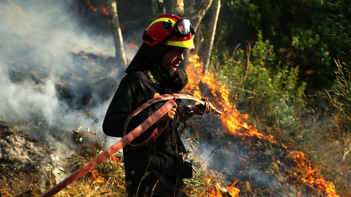 Υπό μερικό έλεγχο πυρκαγιά σε δασική έκταση στη Βαρυμπόμπη