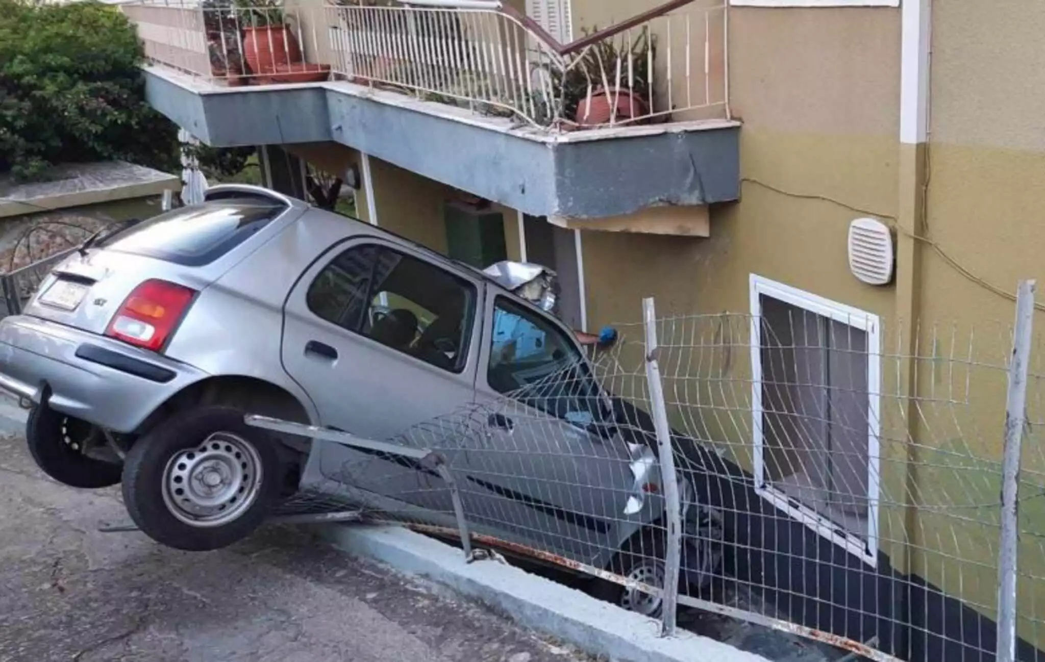 Αιτωλοακαρνανία: Αυτοκίνητο εκτός ελέγχου έπεσε πάνω σε σπίτι (ΒΙΝΤΕΟ)