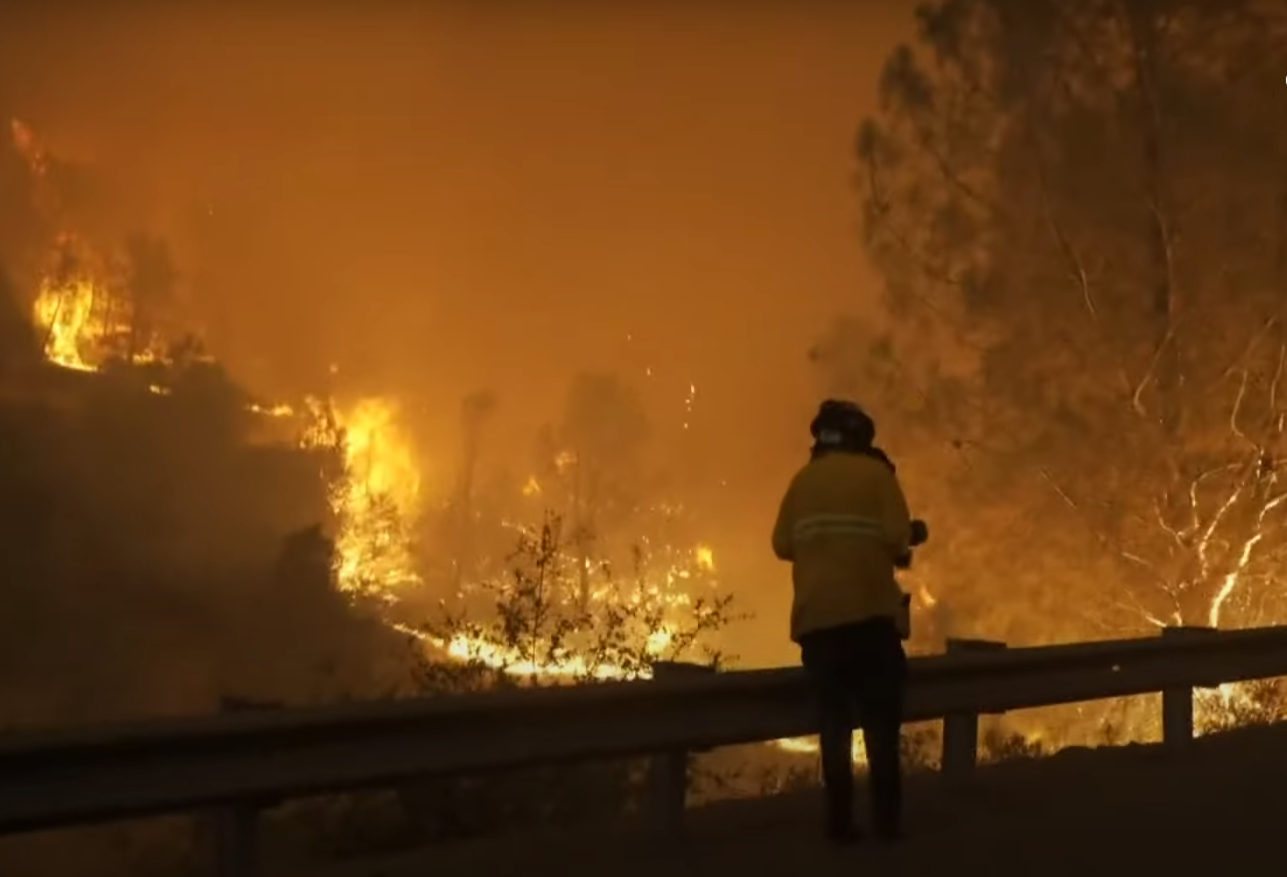 Μαίνεται η φωτιά στην Καλιφόρνια | Χιλιάδες άνθρωποι απομακρύνθηκαν από τα σπίτια τους (ΒΙΝΤΕΟ)