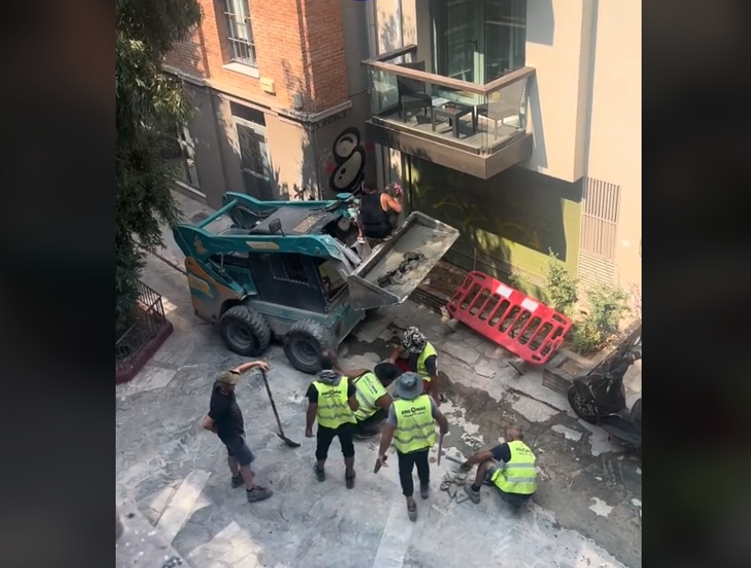 Ανέβηκε σε μπαλκόνι με εκσκαφέα για να δώσει λουλούδια και έγινε viral (ΒΙΝΤΕΟ)