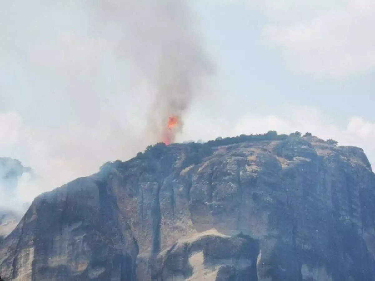 Τρίκαλα: Φωτιά στα Μετέωρα – Πνέουν ισχυροί άνεμοι (ΒΙΝΤΕΟ)