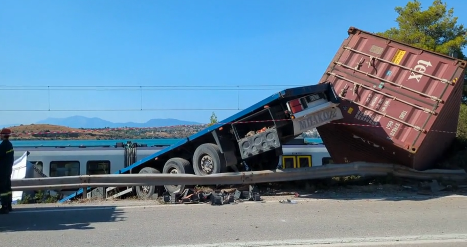 Χαλκίδα | Δύο παιδιά και ένας ενήλικας στο νοσοκομείο από τη σύγκρουση τρένου με φορτηγό (ΒΙΝΤΕΟ)