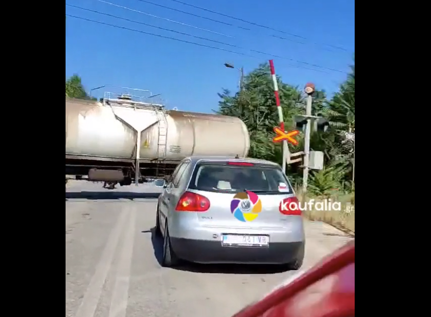 Θεσσαλονίκη | Τρένο πέρασε μπροστά από αυτοκίνητα με ανεβασμένες τις μπάρες της διάβασης (ΒΙΝΤΕΟ)