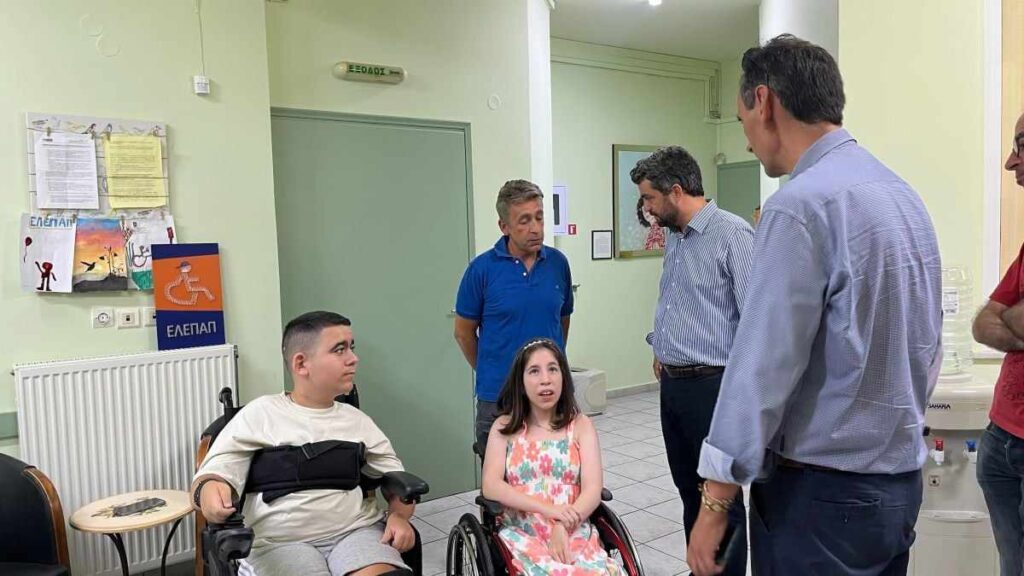 Αμαξίδια για τον Μανώλη και την Κρυσταλλία από τον Δήμο Χανίων