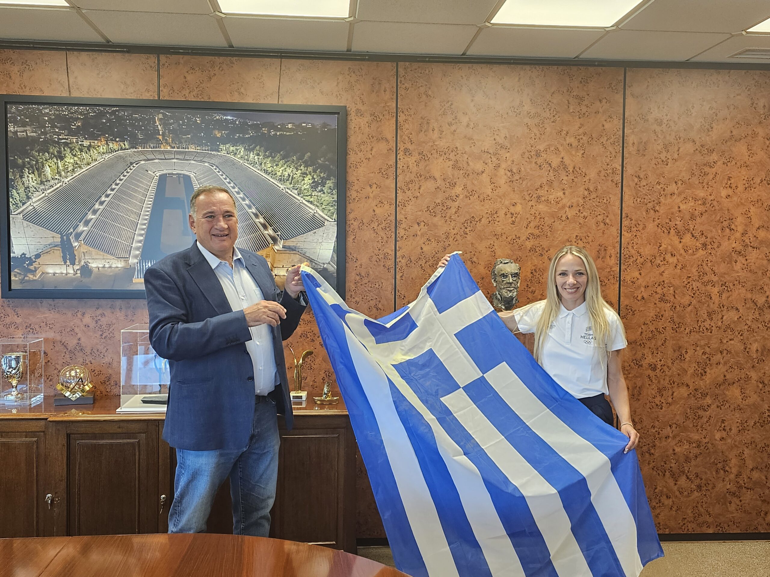 Στην Αντιγόνη Ντρισμπιώτη η Ελληνική Σημαία από τον Πρόεδρο της ΕΟΕ Σπύρο Καπράλο 