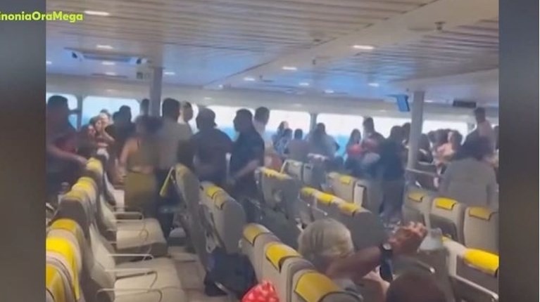 Τήνος: Βίντεο ντοκουμέντο από τη συμπλοκή μεταξύ επιβατών στο ταχύπλοο – Είδαν ένα άτομο να βγάζει όπλο
