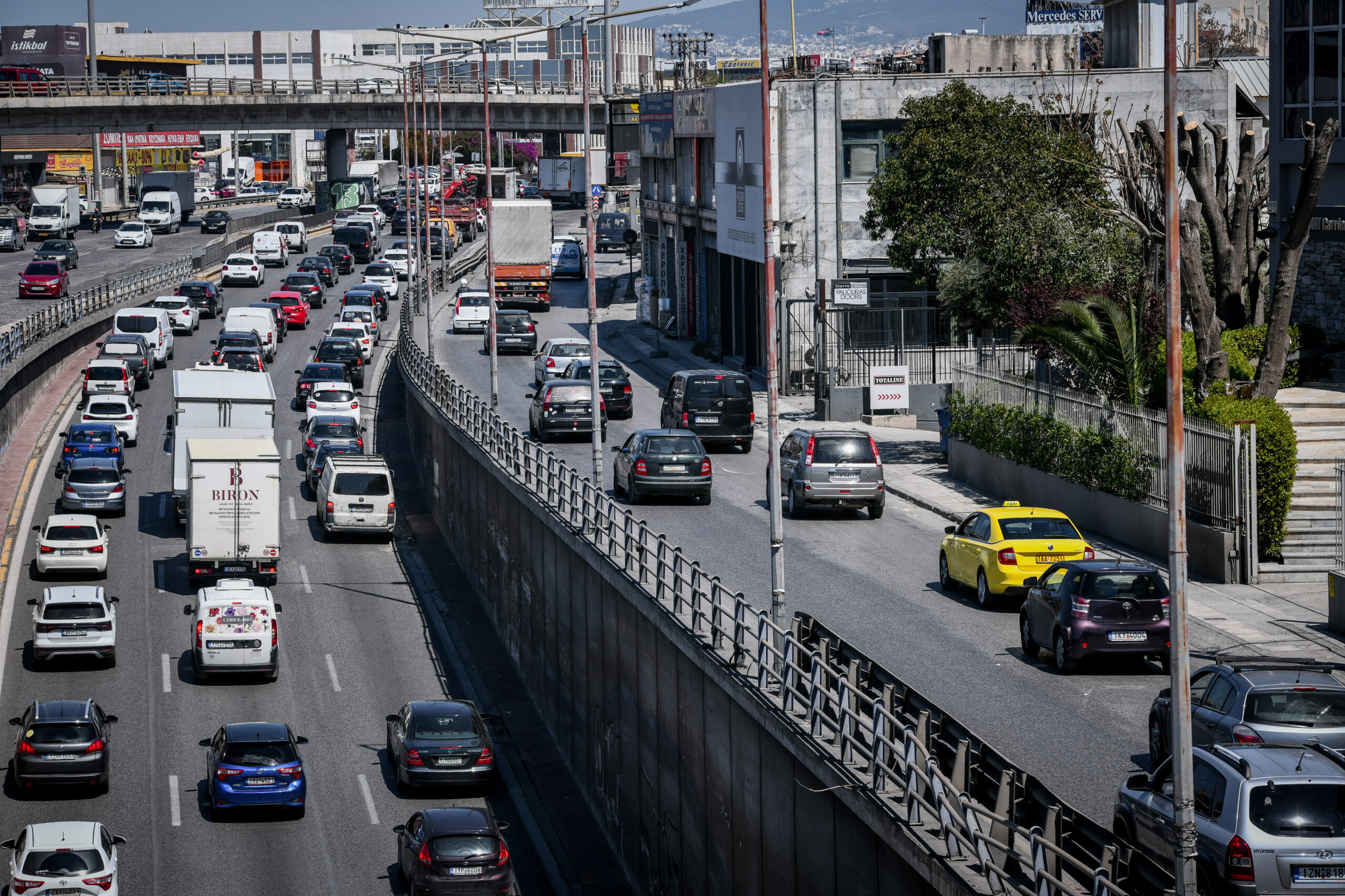 Φωτιά στην Αθηνών – Κορίνθου έπειτα από ανατροπή βυτιοφόρου