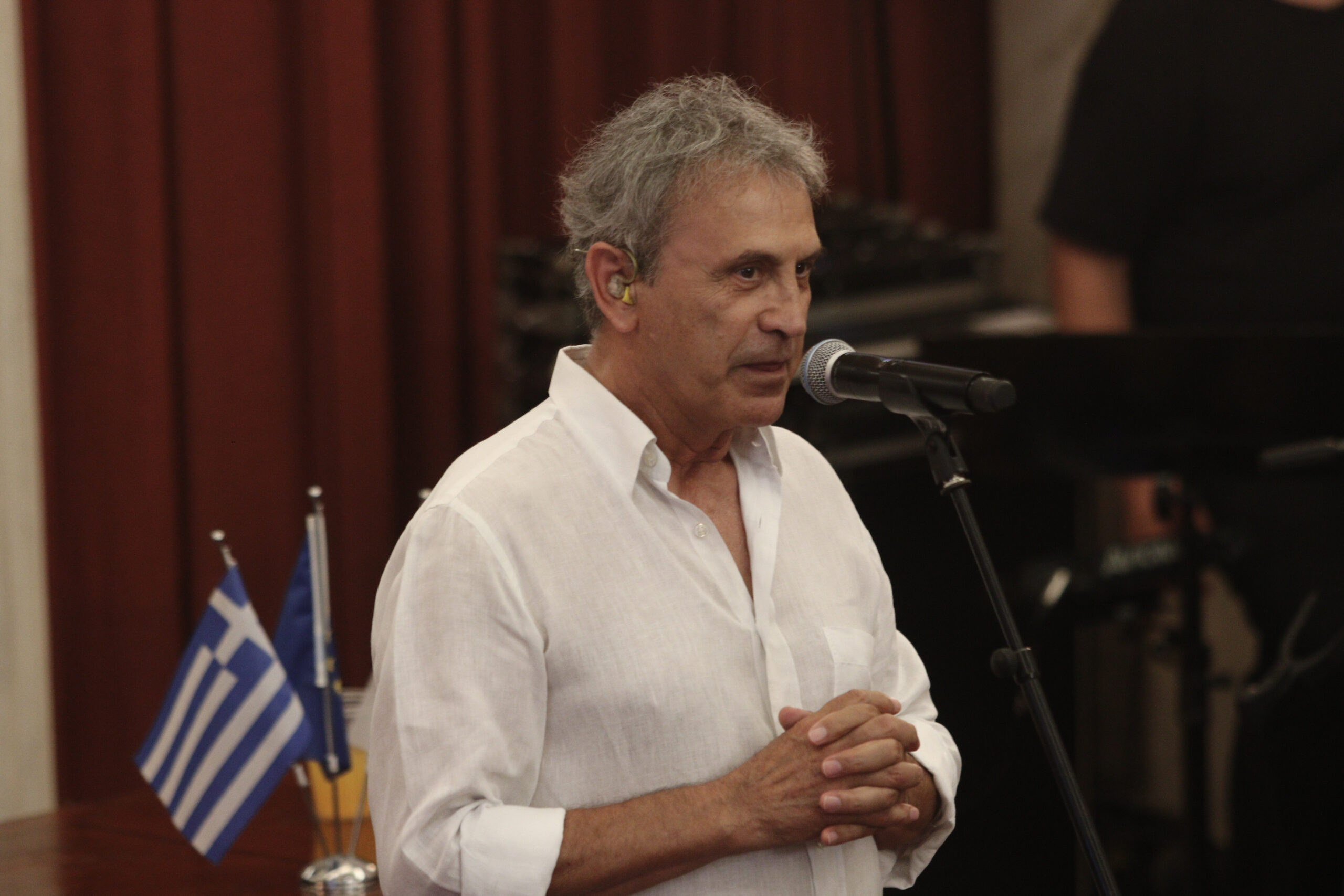 Θύμα απάτης ο Γιώργος Νταλάρας