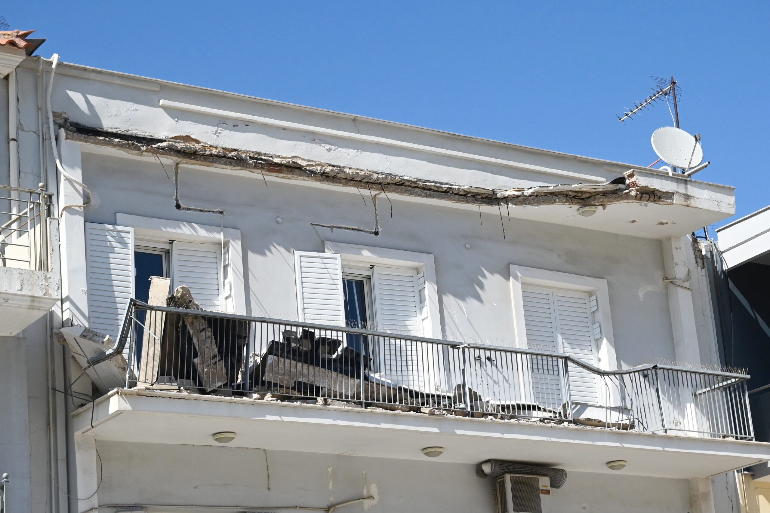 Ναύπλιο | Κατέρρευσε μπαλκόνι σε πολυσύχναστο δρόμο (ΕΙΚΟΝΑ)