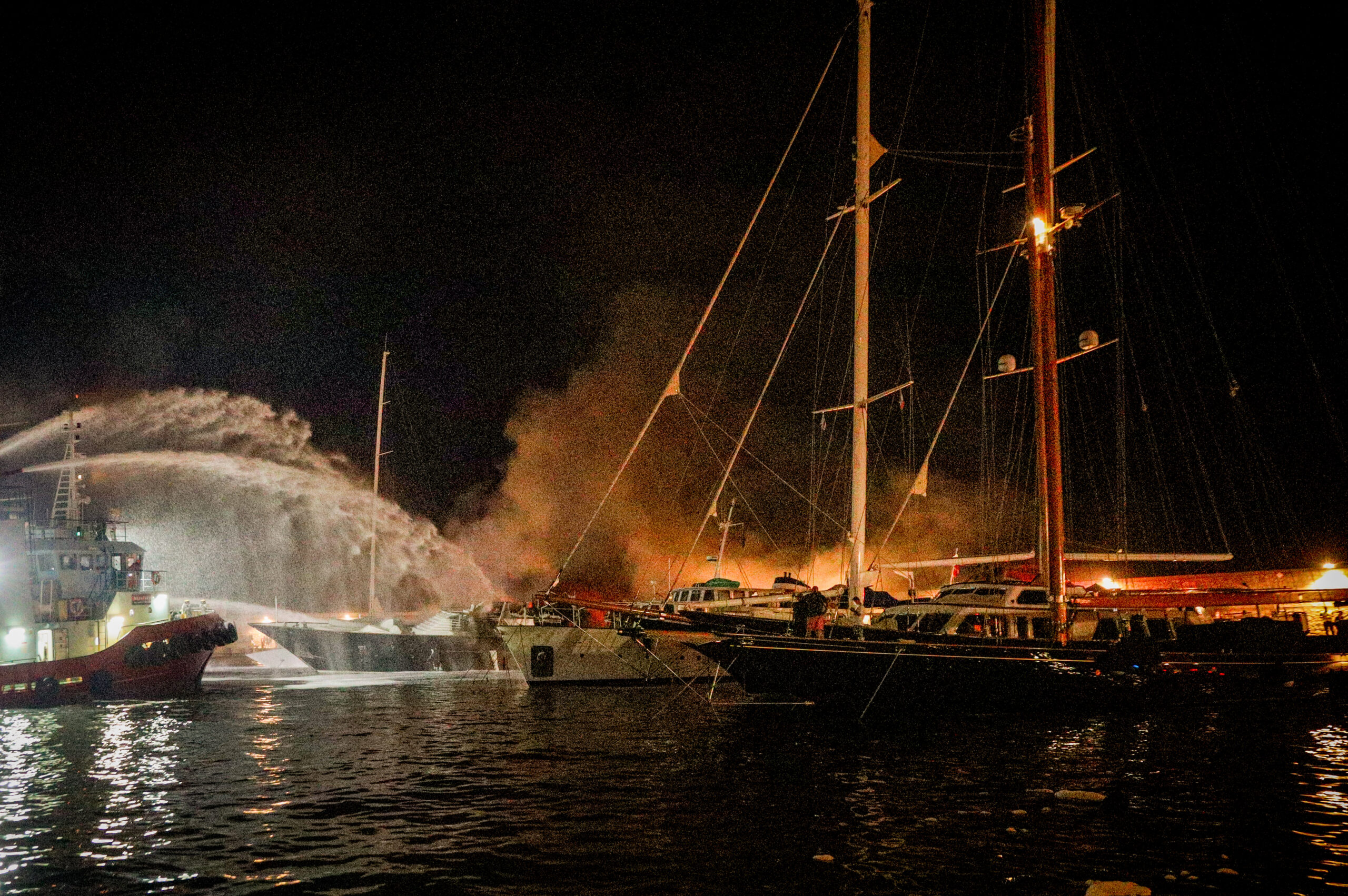 Κάηκαν τρία σκάφη στη Μαρίνα Ζέας – Πυροσβέστης έχασε τις αισθήσεις του (ΒΙΝΤΕΟ)