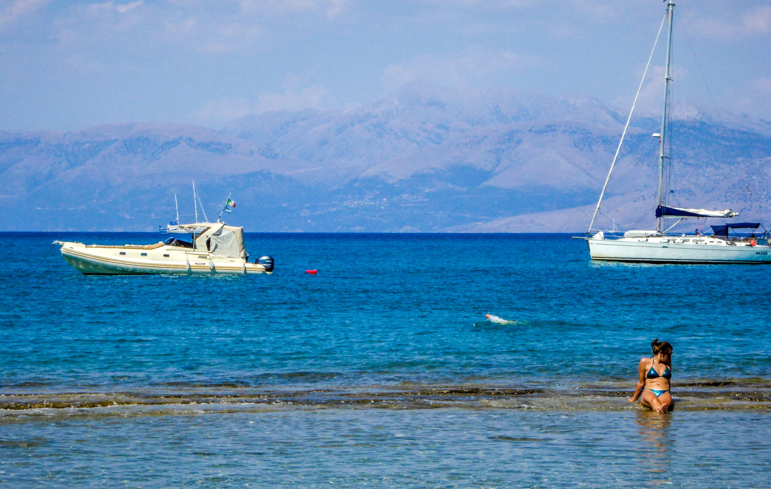 «Διπρόσωπος» ο καιρός σήμερα με ζέστη και βροχές – Στα δύο χωρισμένη η χώρα