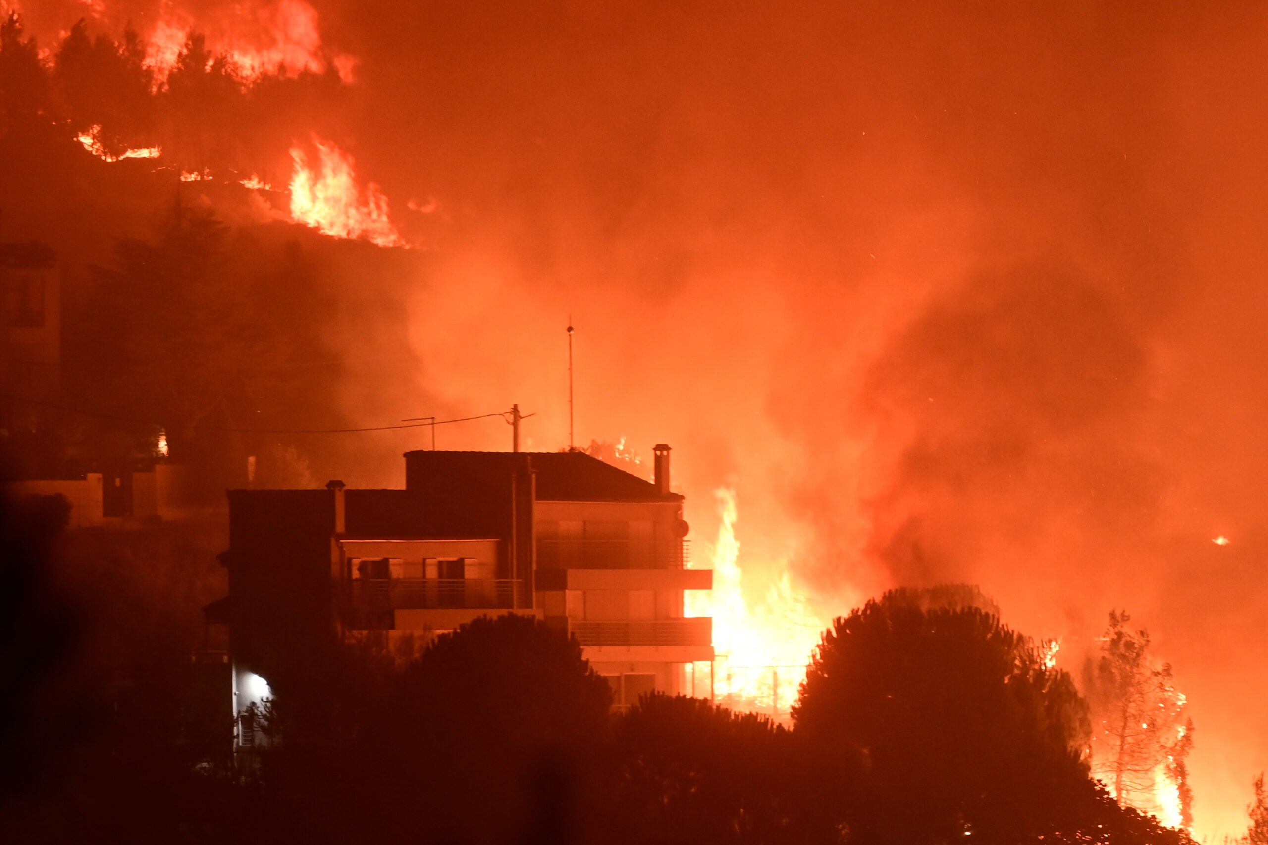 Αποπνικτική ατμόσφαιρα στην Αττική από τον καπνό, που ταξίδεψε 300 χιλιόμετρα – Τι πρέπει να κάνετε για να προφυλαχθείτε
