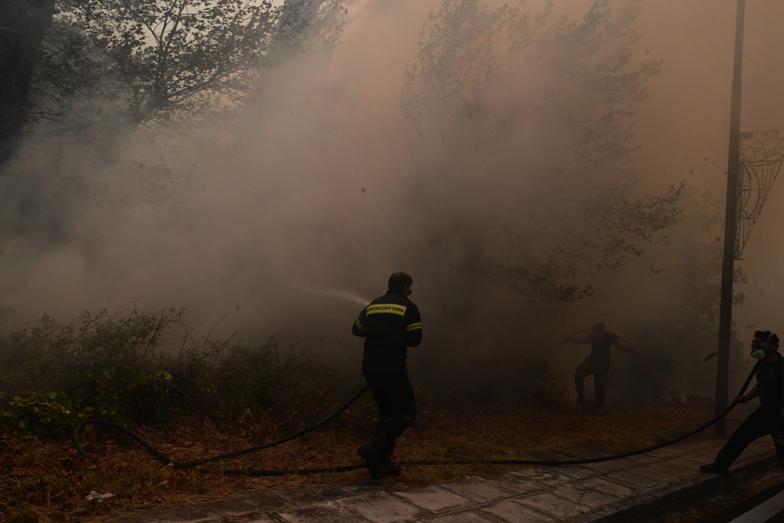 Αττική: Φωτιά στα Καλύβια – Επιχειρούν 30 πυροσβέστες και ένα ελικόπτερο