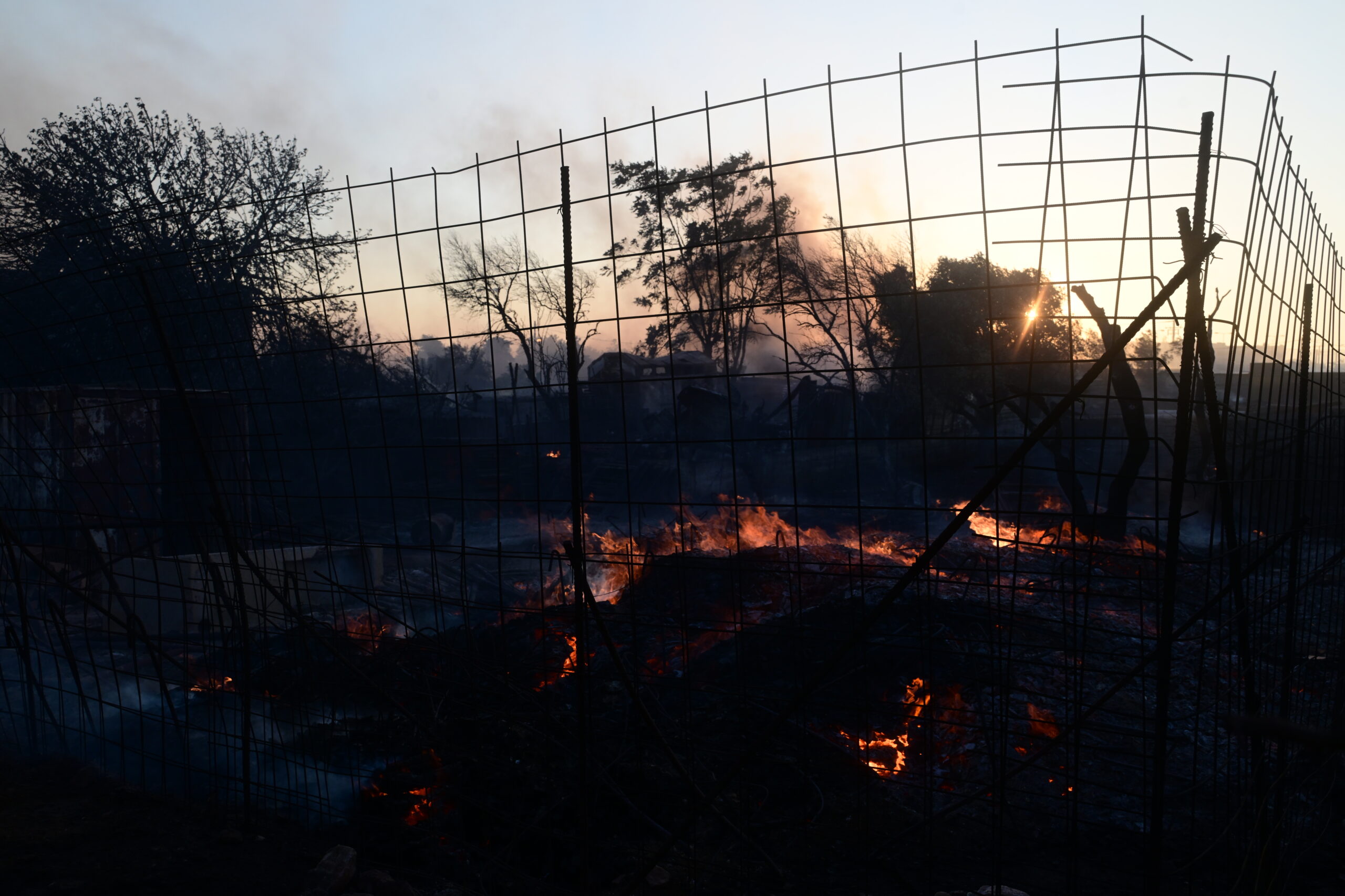 Σοκαριστικό τροχαίο στο Καπανδρίτι: Γυναίκα χτυπήθηκε από φορτηγό που πήγαινε στη φωτιά