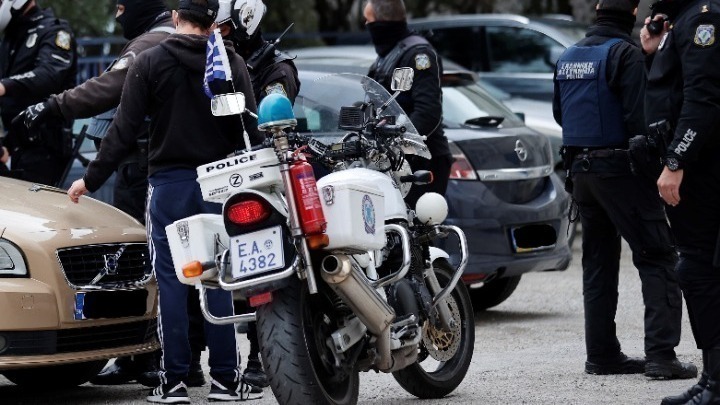 Κερατσίνι: Άγνωστοι πέταξαν τσάντα με τρεις χειροβομβίδες