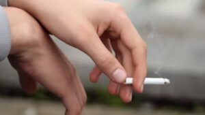 Βρετανία: Η κυβέρνηση εξετάζει το ενδεχόμενο να απαγορεύσει το κάπνισμα σε εξωτερικούς χώρους