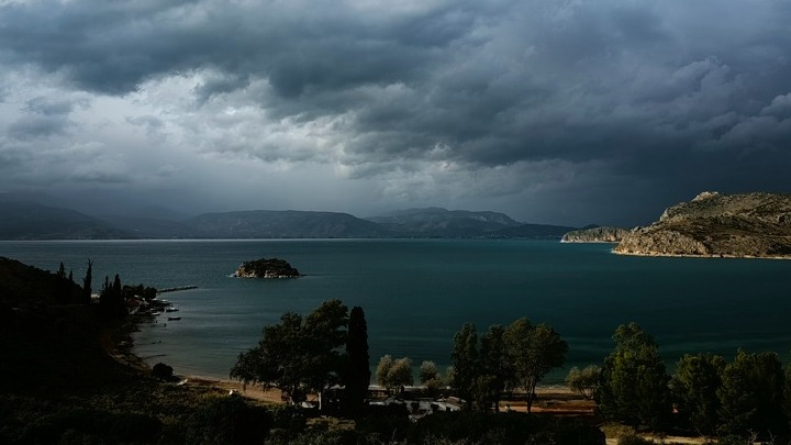 Βροχερές συνθήκες στο Ιόνιο και τα δυτικά – Τοπικές καταιγίδες στα ορεινά