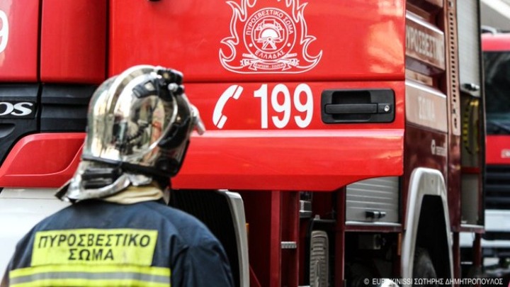 Αττική: Τρεις πυροσβέστες στο νοσοκομείο – Επιχειρούν στη δεξαμενή με νιτρικό οξύ